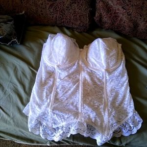 White lace bustier size 40D.
